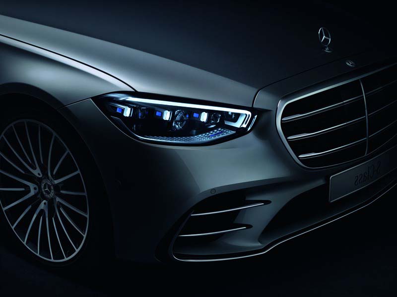 Schräg seitliche Silhouette der Motorhaube eines Mercedes