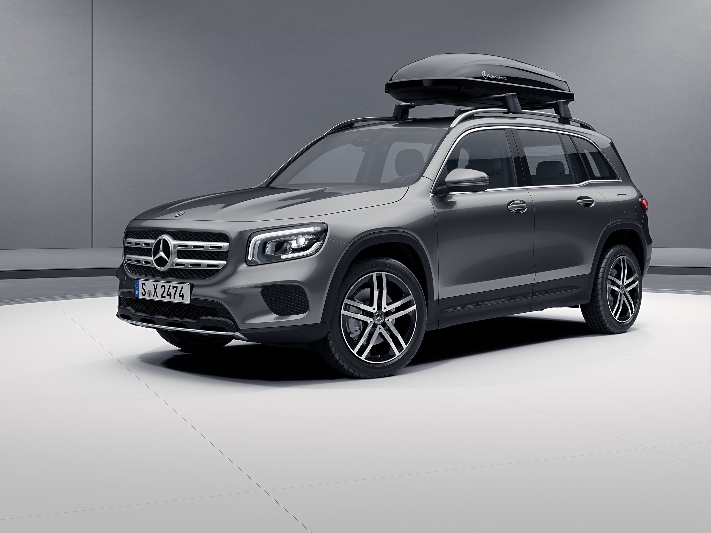 Ein Mercedes-Benz Pkw mit Dachbox auf dem Fahrzeugdach