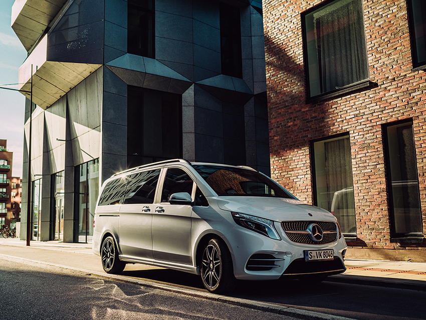 Schräg seitlicher Blick auf einen Mercedes-Benz Van, der vor einem Gebäude steht