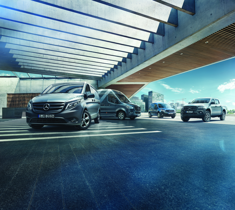 Mercedes-Benz Transporter stehen geschützt unter einem halboffenen Dach in einer Halle