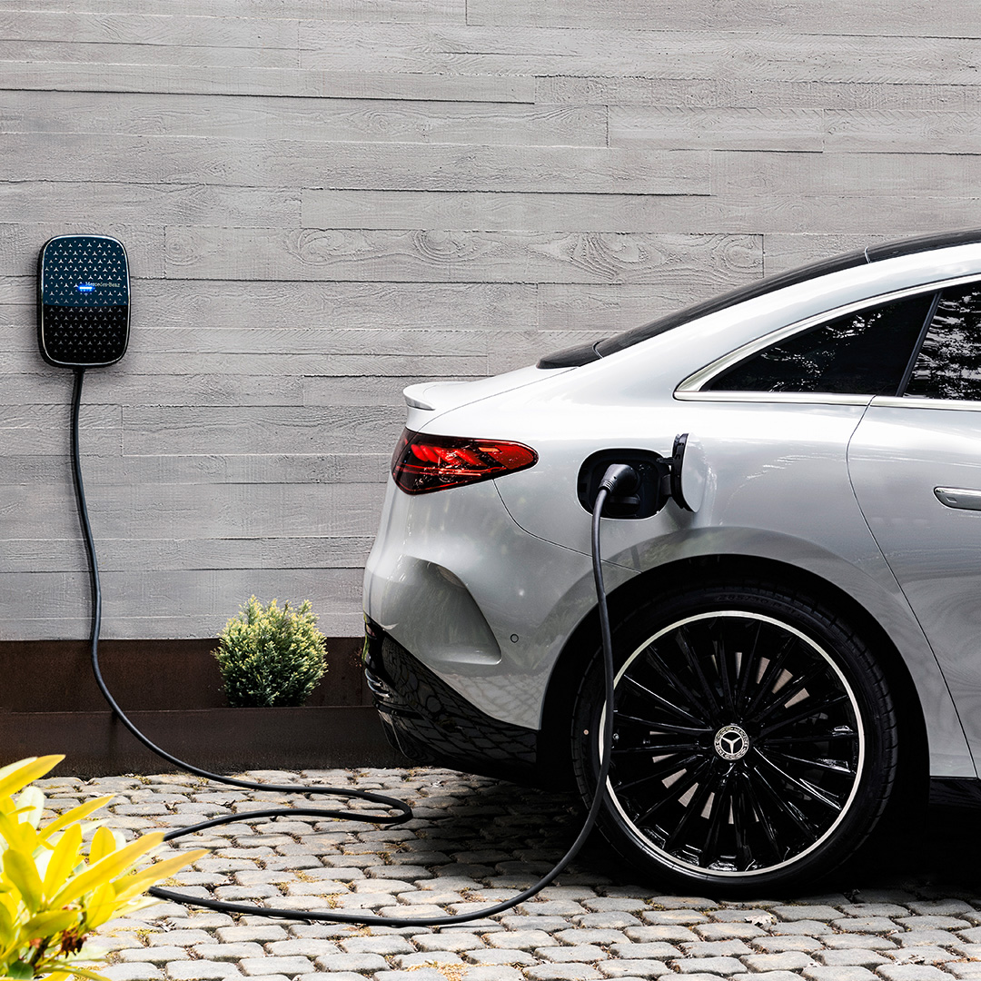 Ein Mercedes-Benz wird mit Hilfe einer Wallbox geladen