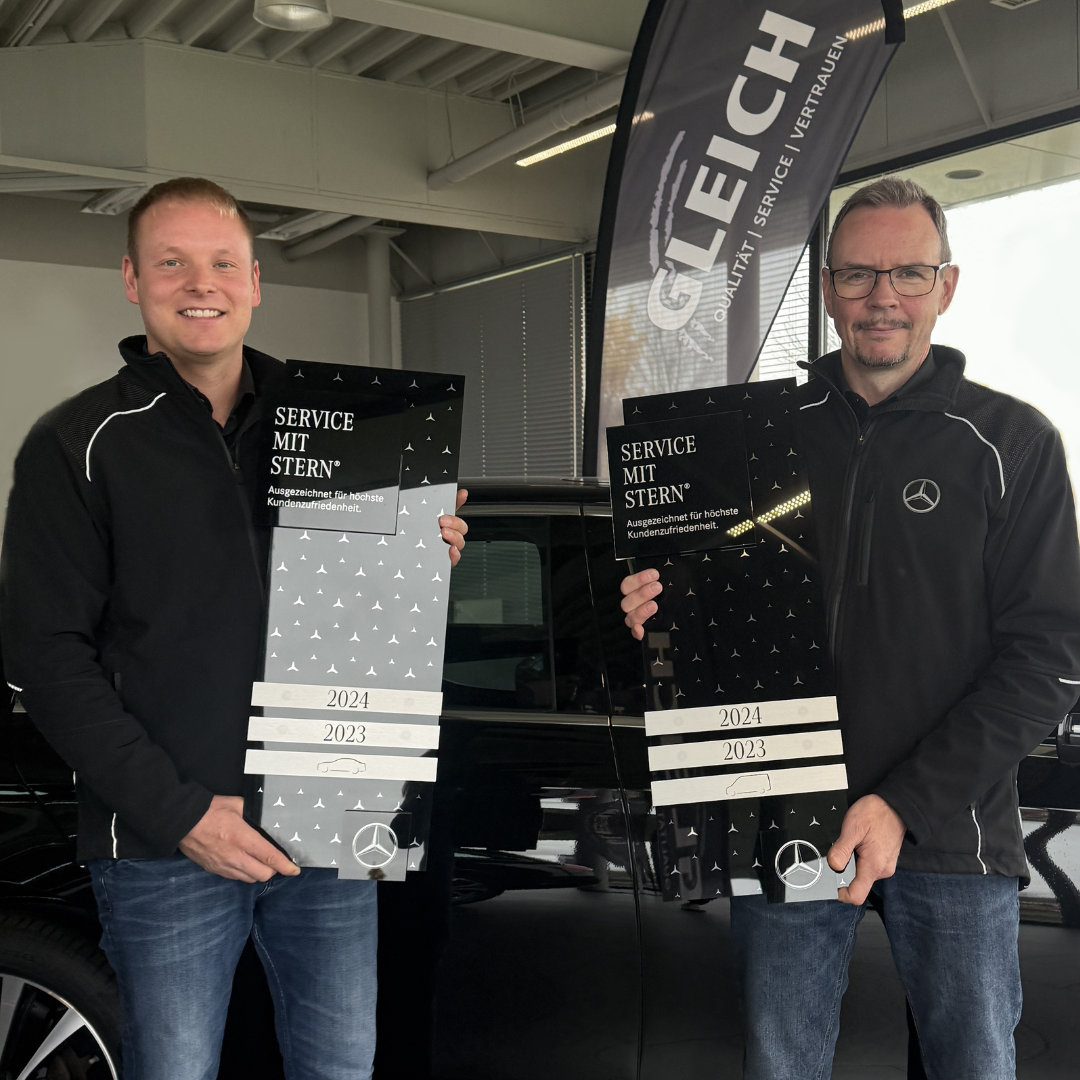 Zwei Männer präsentieren gemeinsam die Auszeichnung ‚Service mit Stern Pkw und Van