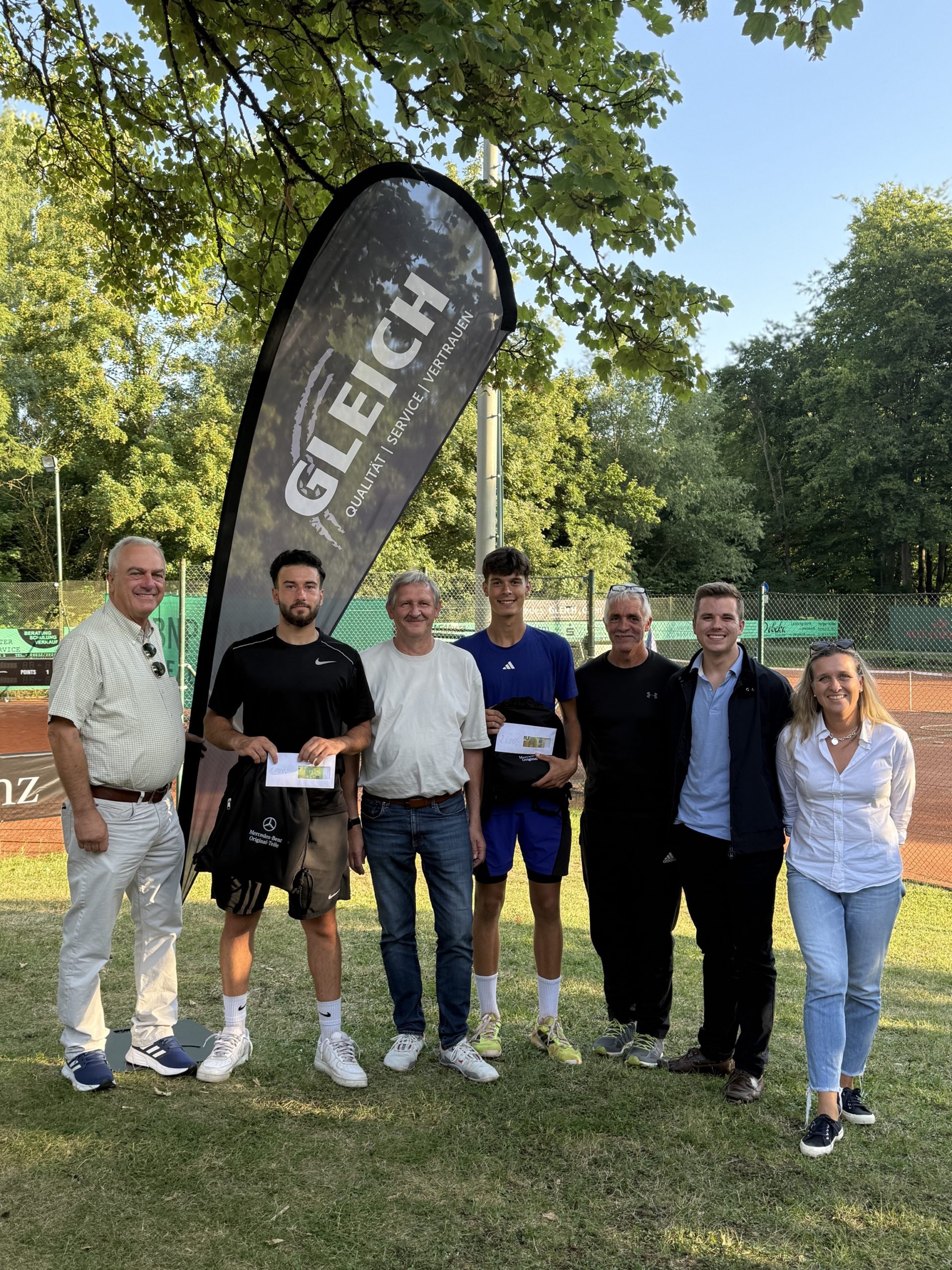 Siegerehrung der beiden Finalisten mit den Veranstalter und Sponsoren der Mercedes Gleich Open