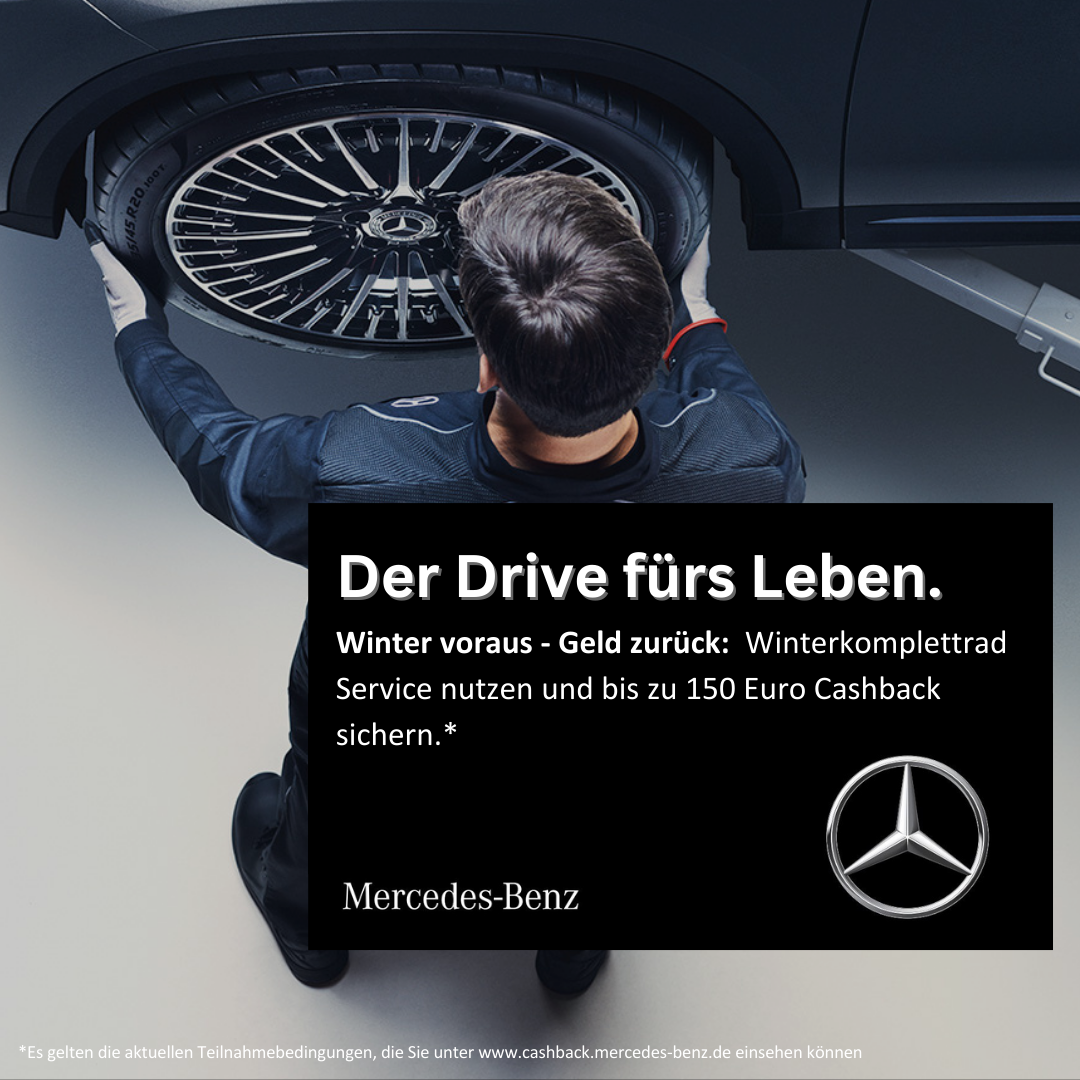 Ein Mann wechselt einen Reifen an einem Auto.