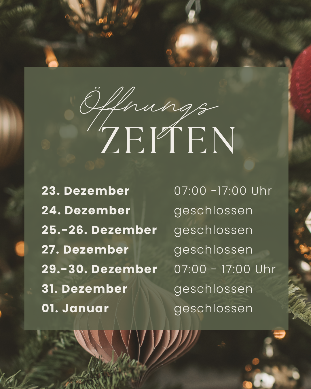 Öffnungszeiten vor einem geschmückten Weihnachtsbaum
